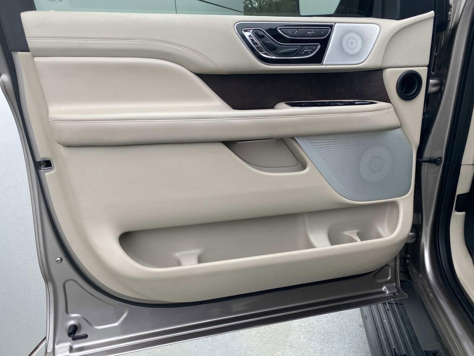 Used 2019 Lincoln Navigator Reserve w/ Cargo Package image 16