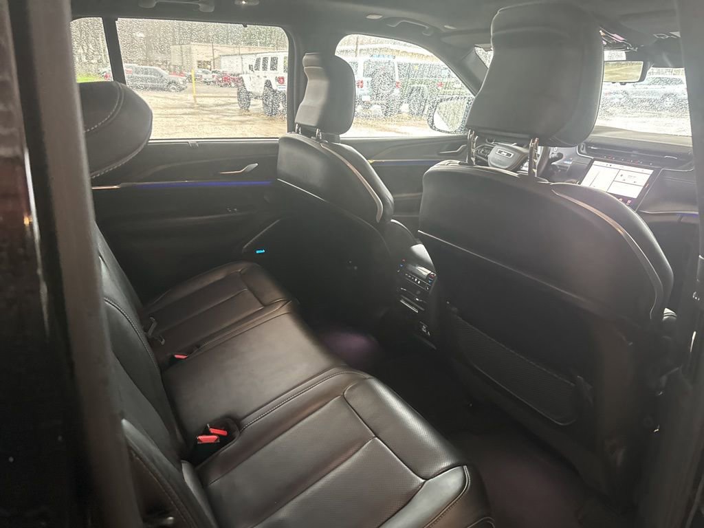 Used 2022 Jeep Grand Cherokee Overland w/ Luxury Tech Group IV AWD/4WD image 25
