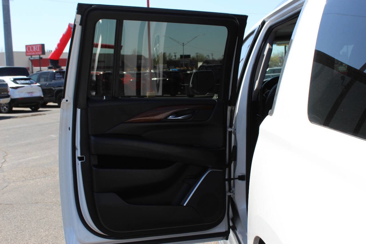 Used 2018 Cadillac Escalade ESV Luxury AWD/4WD image 17