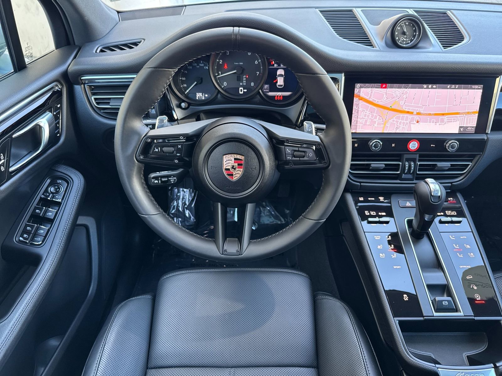 Certified 2025 Porsche Macan AWD/4WD image 16