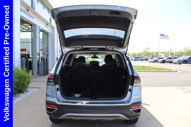 Used 2025 Volkswagen Taos SE w/ Panoramic Sunroof Package FWD image 8