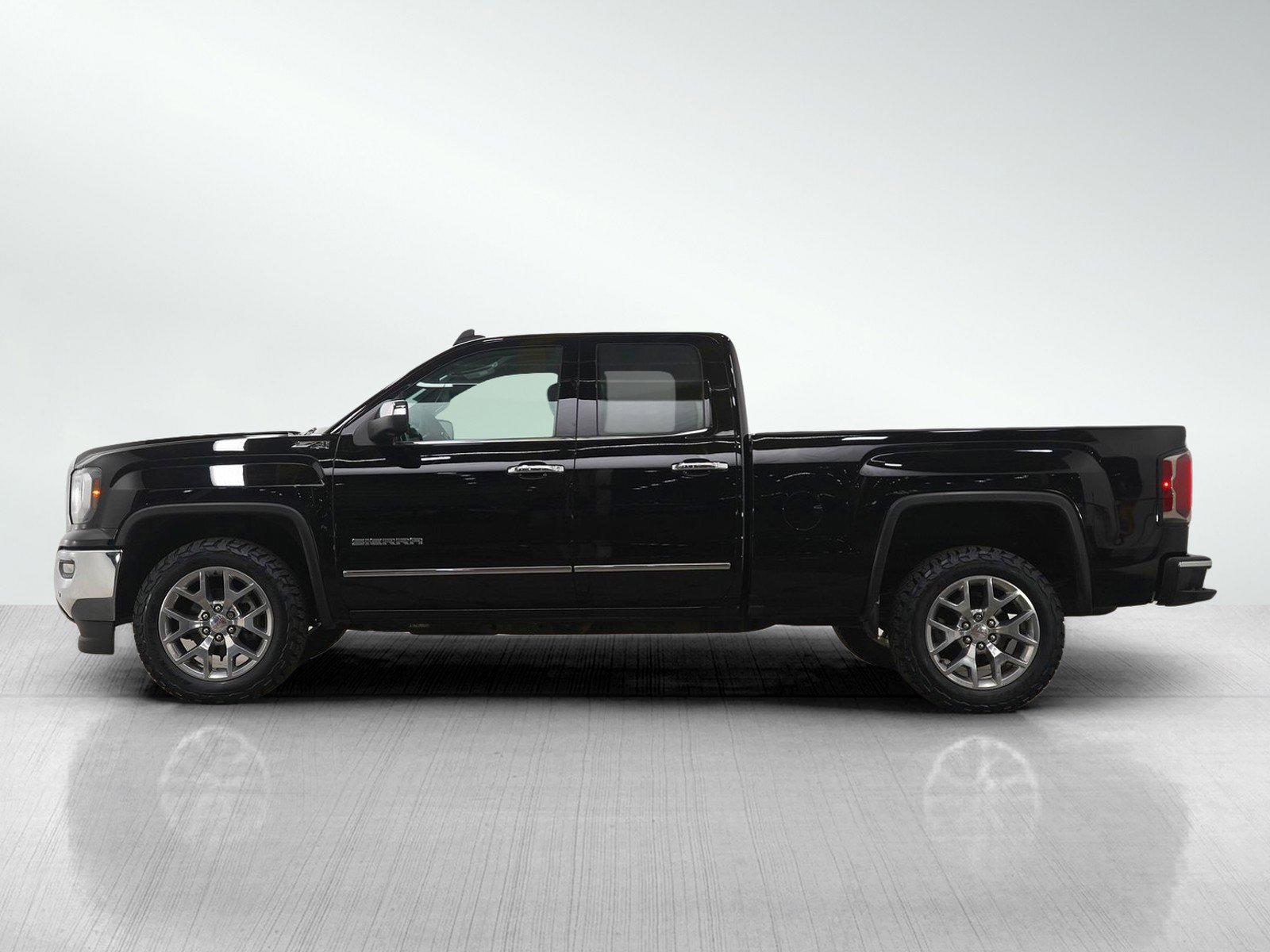 Used 2018 GMC Sierra 1500 SLT w/ SLT Premium Package image 2