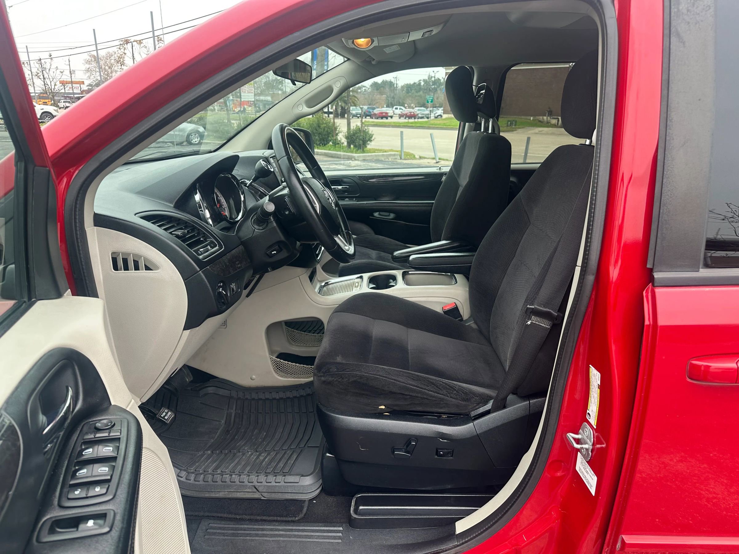 Used 2014 Dodge Grand Caravan SXT w/ Rear Park Assist Package image 11