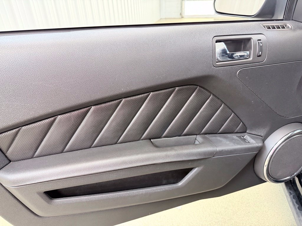 Used 2010 Ford Mustang GT RWD image 9