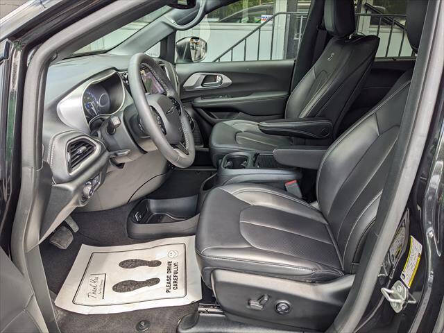 Used 2023 Chrysler Pacifica Touring-L w/ Uconnect Theater Family Group AWD/4WD image 8