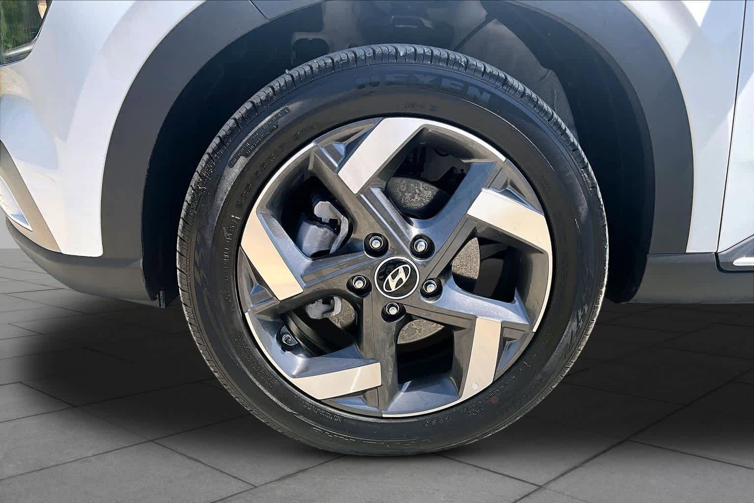 Used 2025 Hyundai Venue Limited FWD image 11