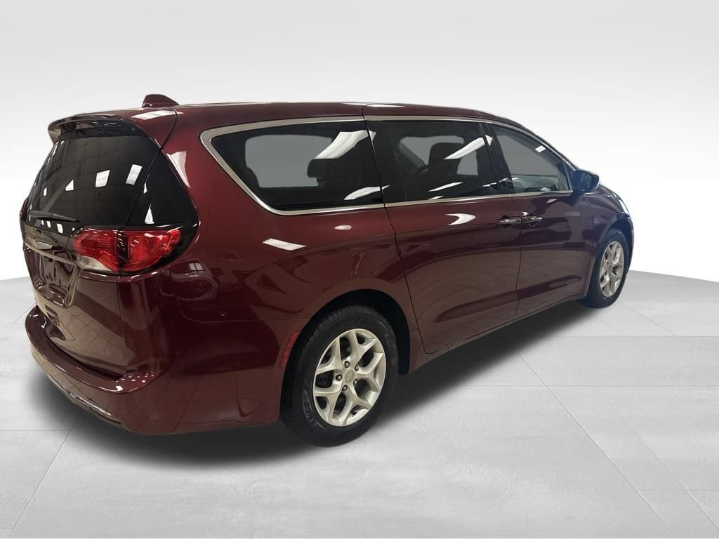 Used 2017 Chrysler Pacifica Touring Plus w/ Tire & Wheel Group FWD image 6