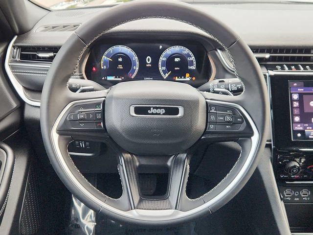 Used 2025 Jeep Grand Cherokee Laredo AWD/4WD image 34