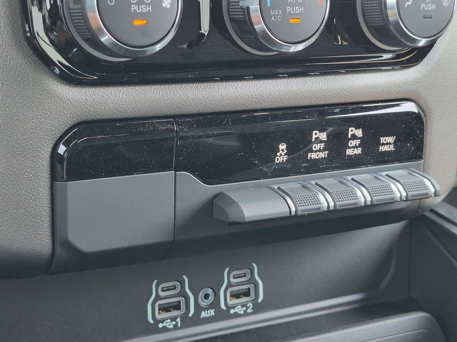New 2026 RAM 1500 Express AWD/4WD image 32
