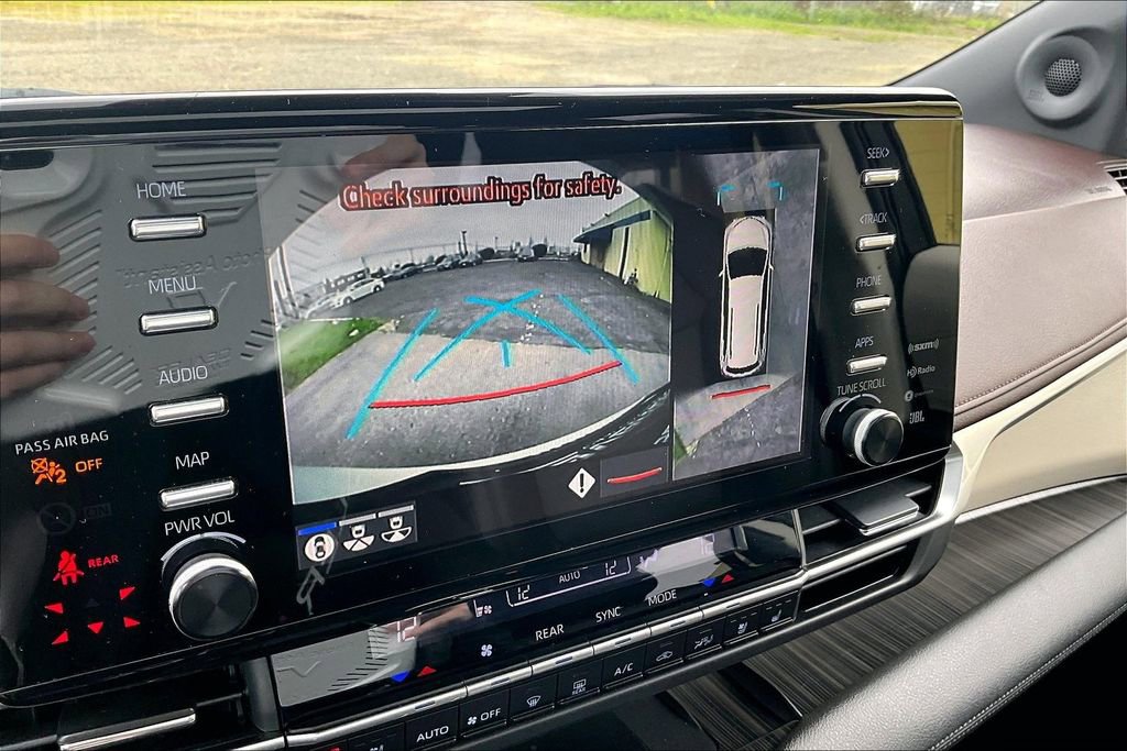 Used 2021 Toyota Sienna Platinum image 27