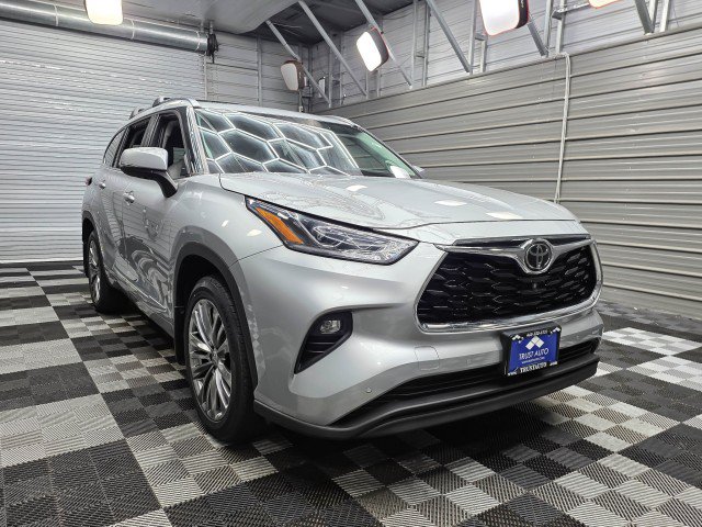 Used 2021 Toyota Highlander Limited AWD/4WD image 3