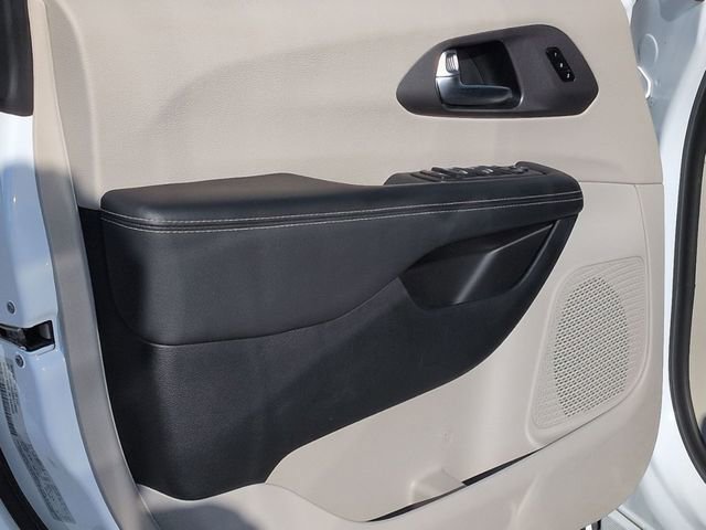 Used 2024 Chrysler Pacifica Touring-L image 14