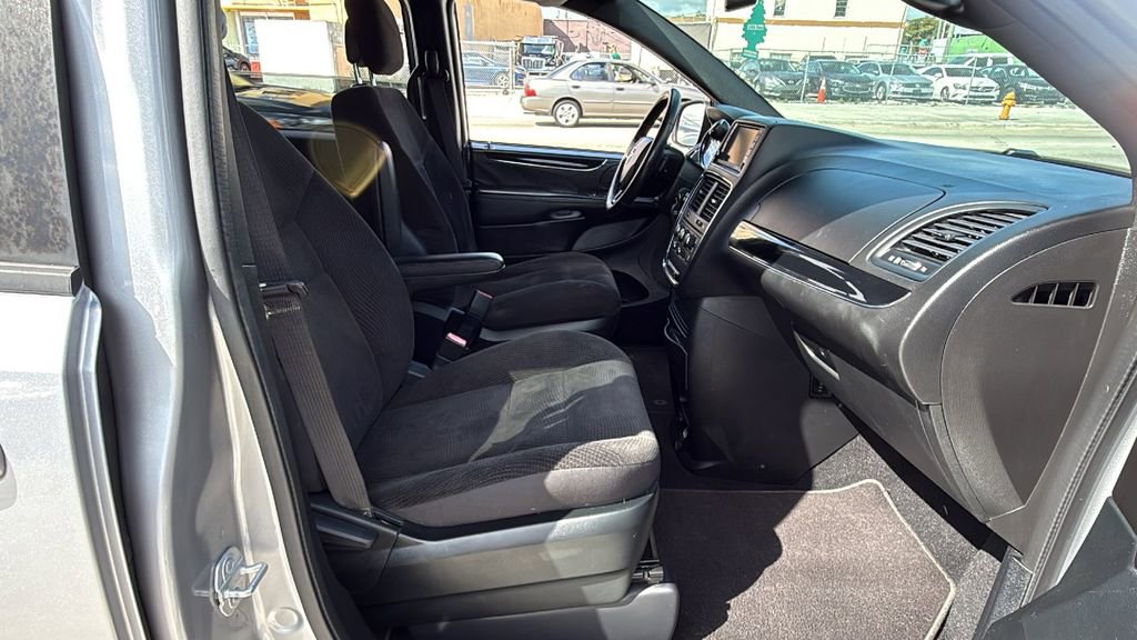Used 2018 Dodge Grand Caravan SE image 40