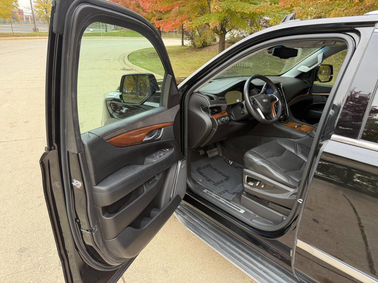 Used 2015 Cadillac Escalade Luxury image 12