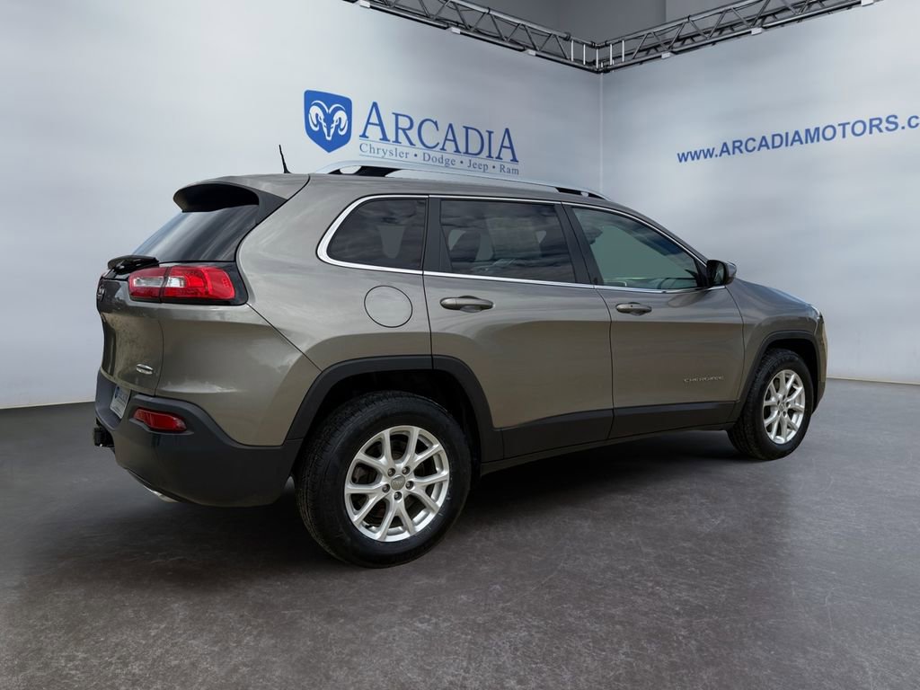 Used 2018 Jeep Cherokee Latitude Plus w/ Cold Weather Group AWD/4WD image 5