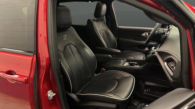 Used 2025 Chrysler Pacifica Limited image 32