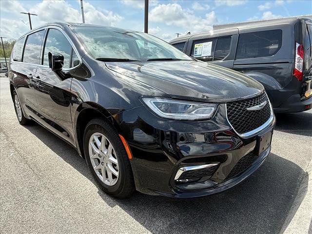 Used 2024 Chrysler Pacifica Touring-L FWD image 3