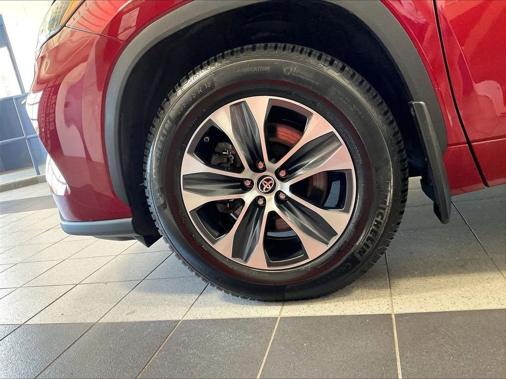 Used 2023 Toyota Highlander XLE AWD/4WD image 7