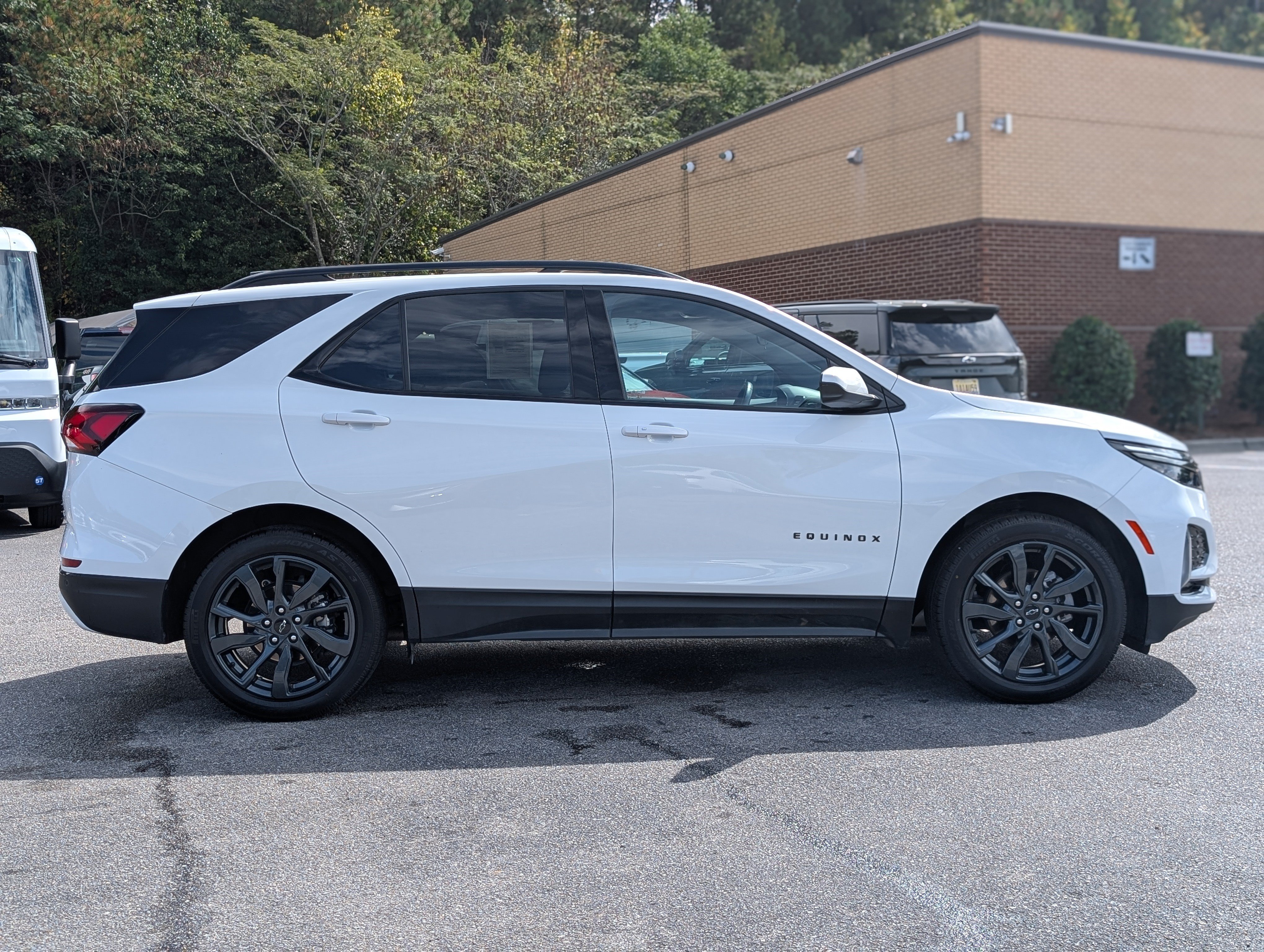 Used 2023 Chevrolet Equinox RS FWD image 10