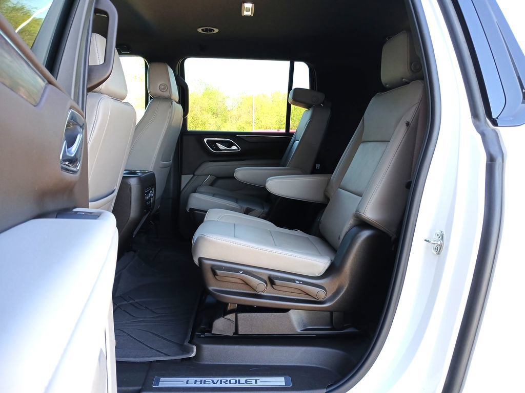 Used 2024 Chevrolet Suburban Z71 w/ Luxury Package AWD/4WD image 26