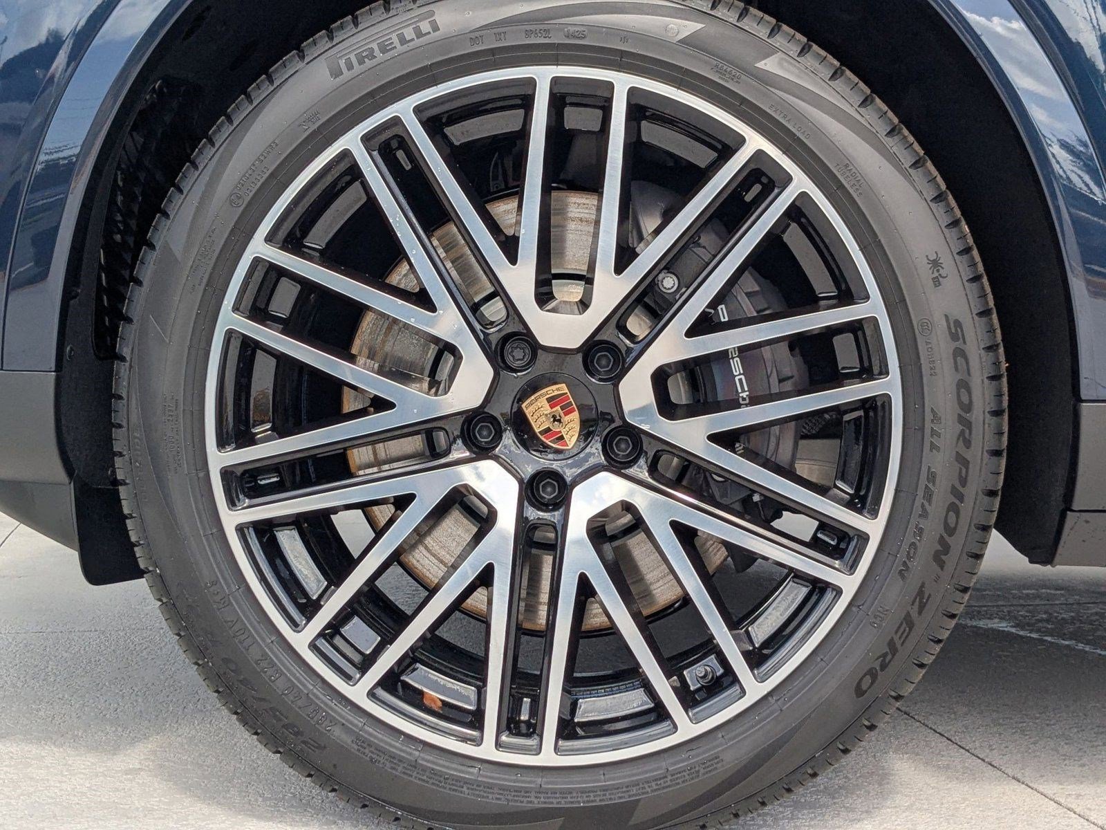 New 2025 Porsche Cayenne E-Hybrid Coupe AWD/4WD image 28