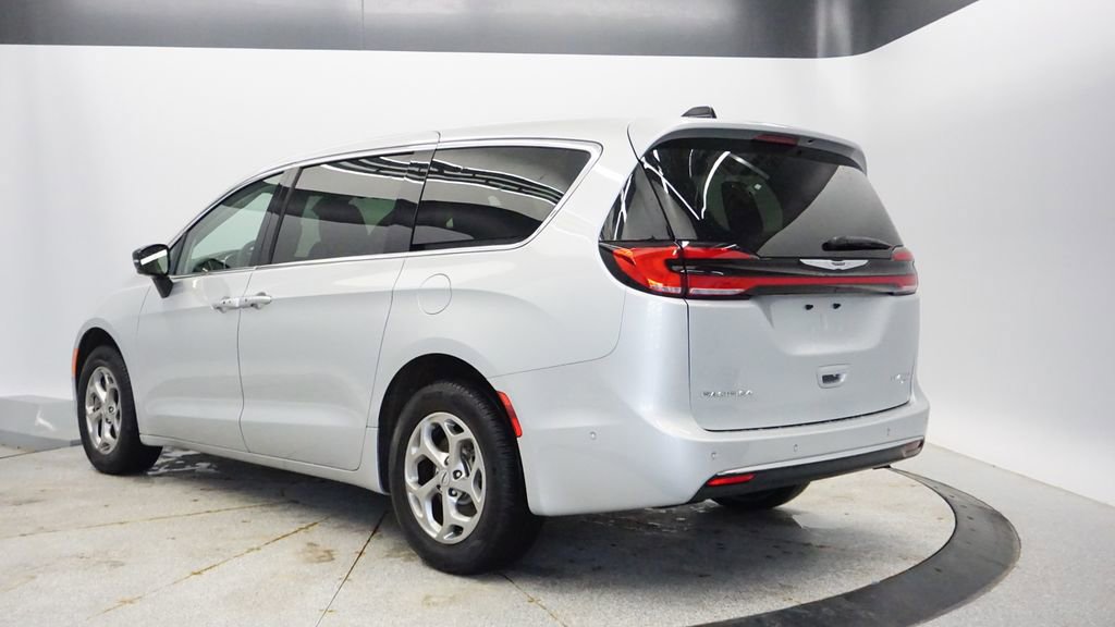 Used 2024 Chrysler Pacifica Limited AWD/4WD image 3