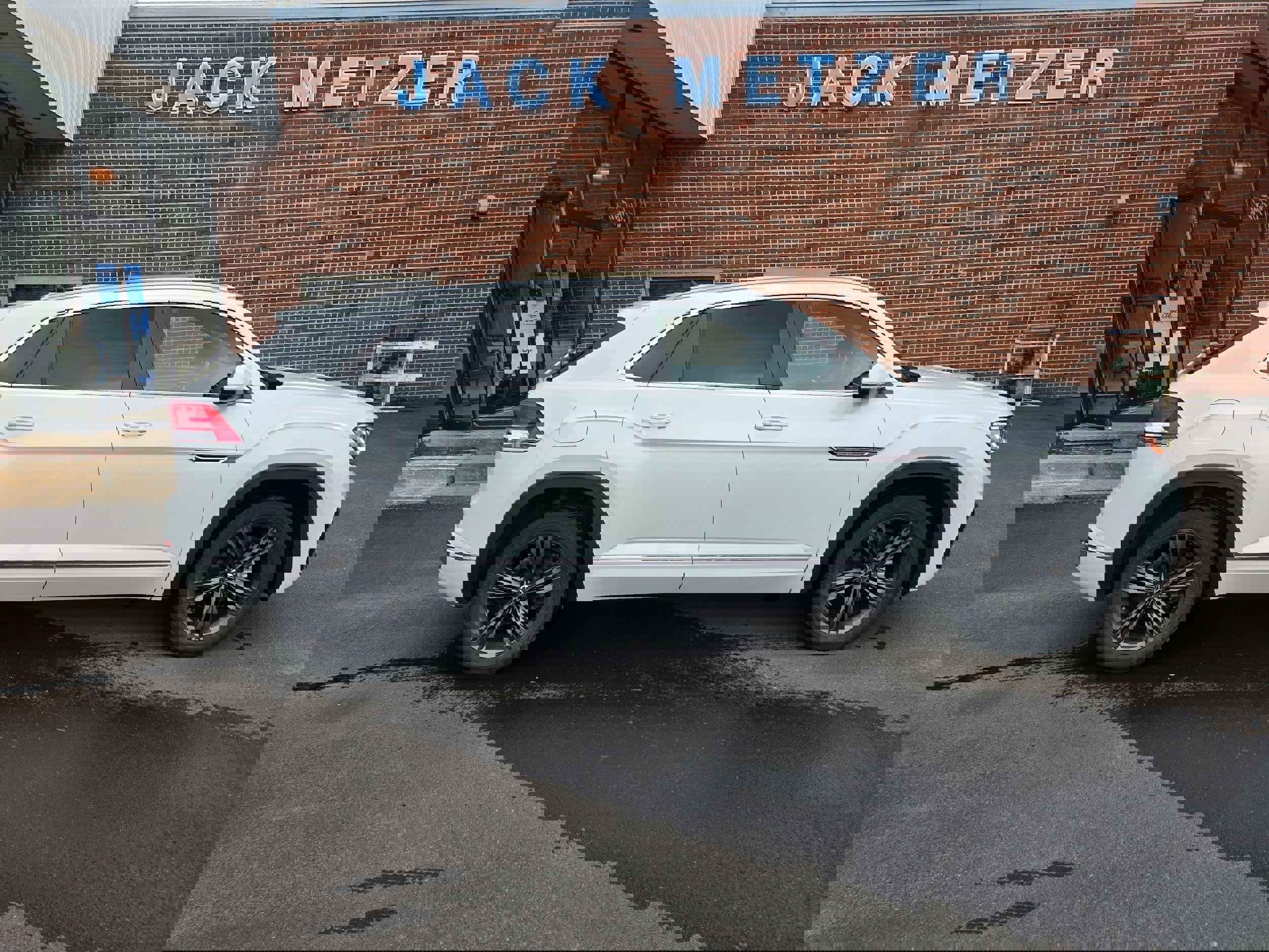 Certified 2022 Volkswagen Atlas Cross Sport SEL R-Line image 8