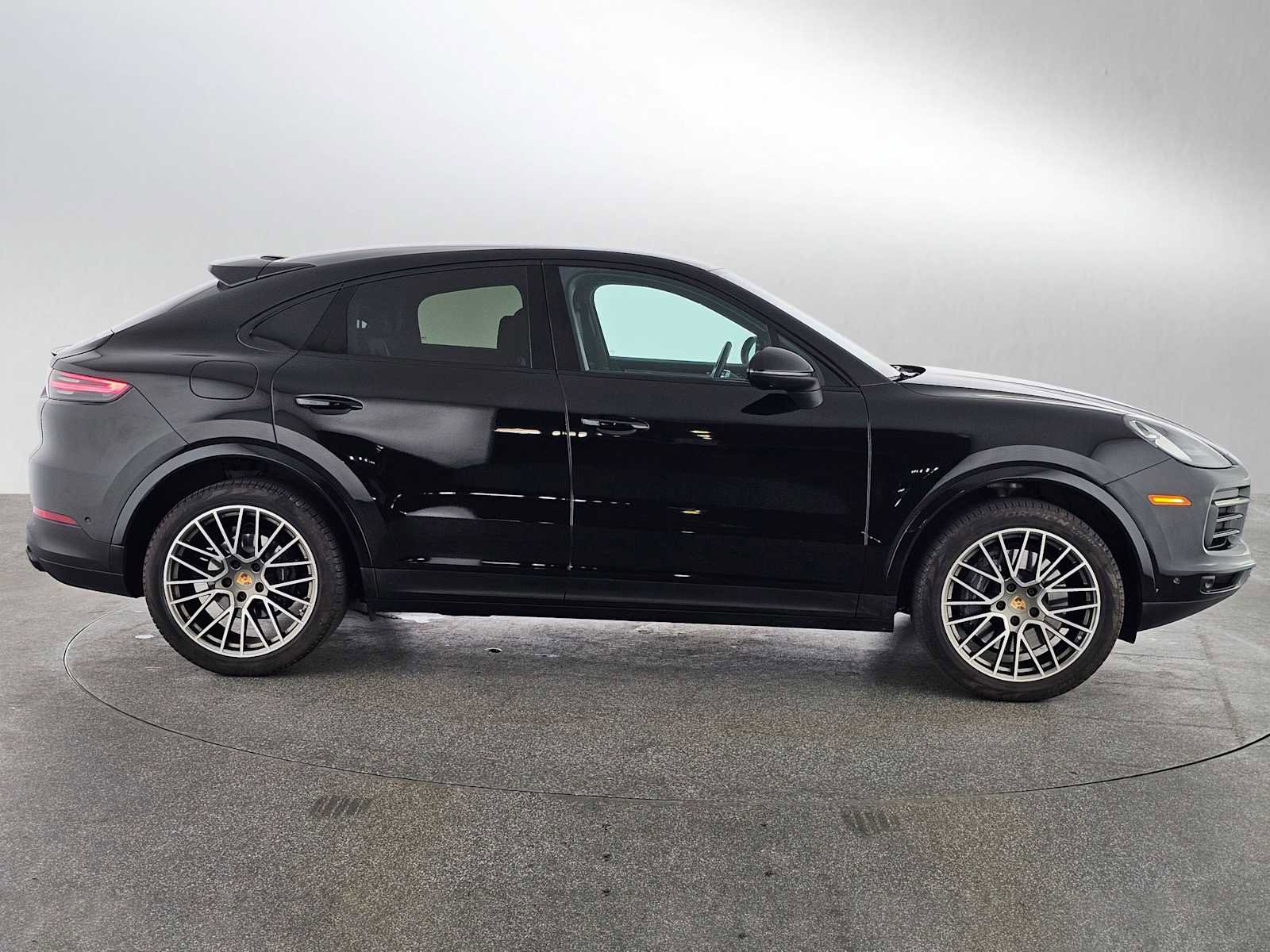Used 2023 Porsche Cayenne Platinum Edition image 2