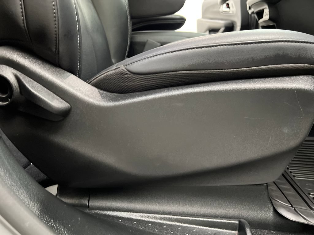 Used 2025 Chrysler Pacifica Select FWD image 37