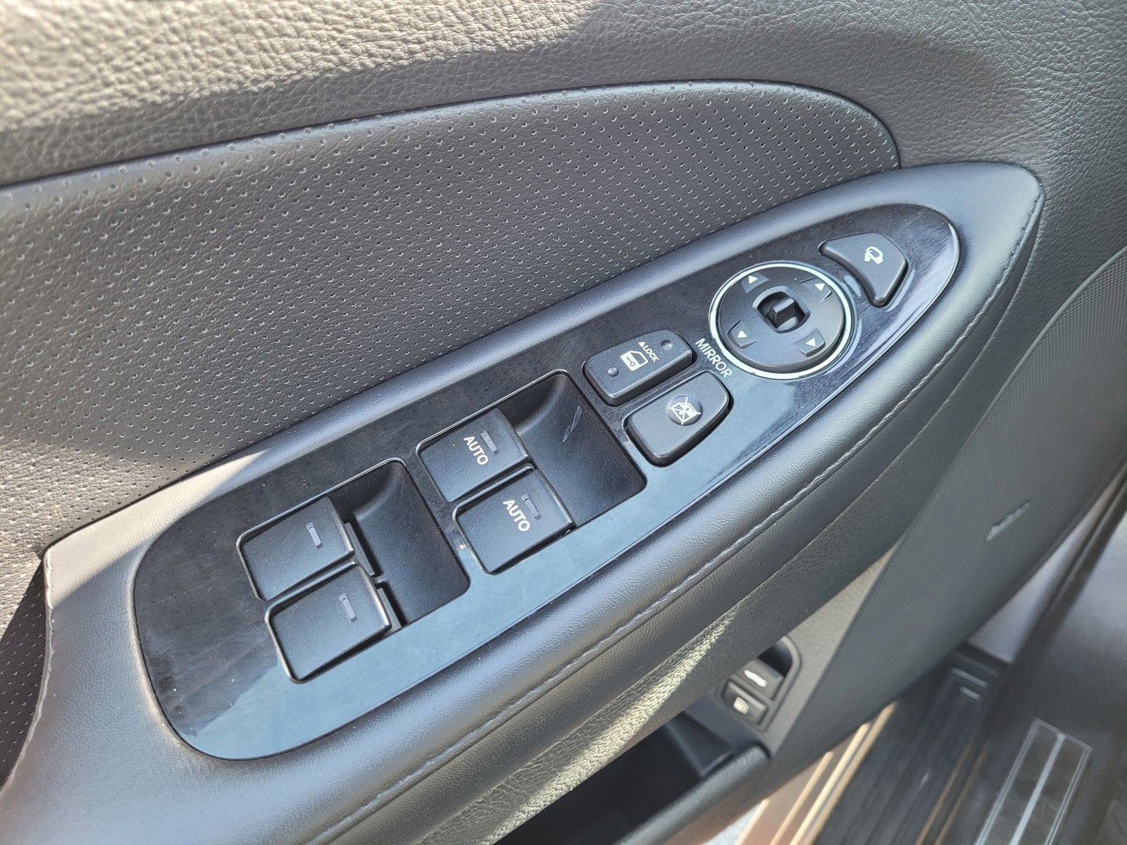 Used 2012 Hyundai Genesis 4.6 image 16