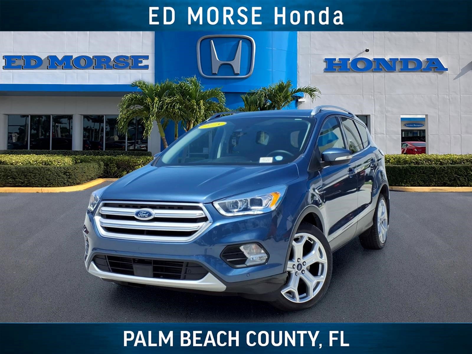 Used 2018 Ford Escape Titanium w/ Ford Safe & Smart Package FWD image 1