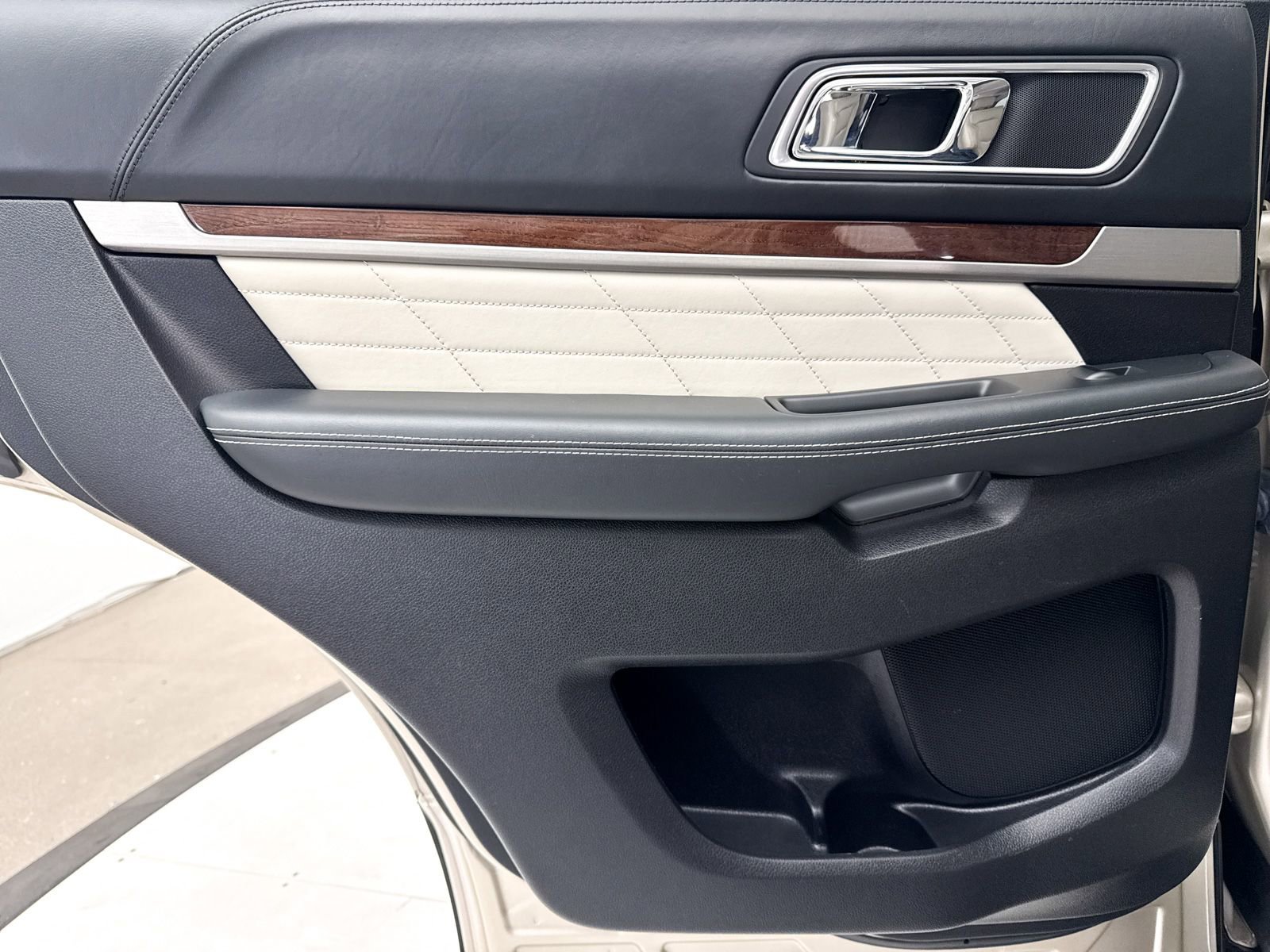 Used 2017 Ford Explorer Platinum image 33