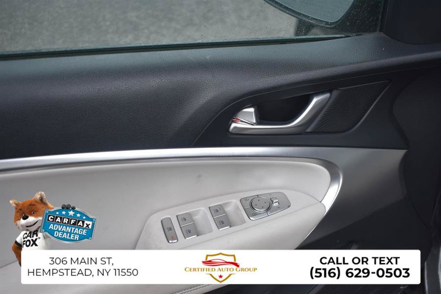 Used 2025 Genesis G70 2.5T image 13