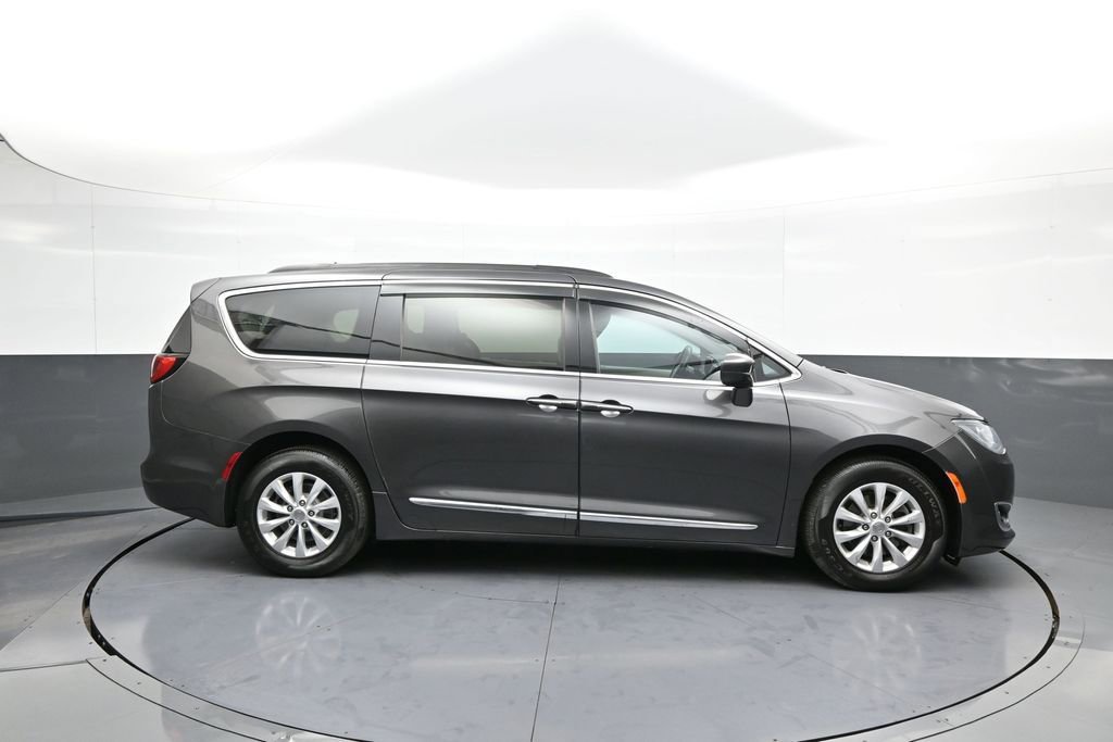 Used 2017 Chrysler Pacifica Touring-L image 5