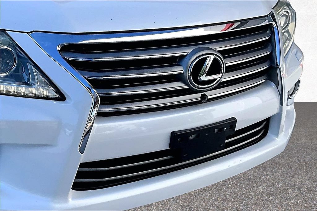 Used 2013 Lexus LX 570 4WD w/ Luxury Pkg image 32