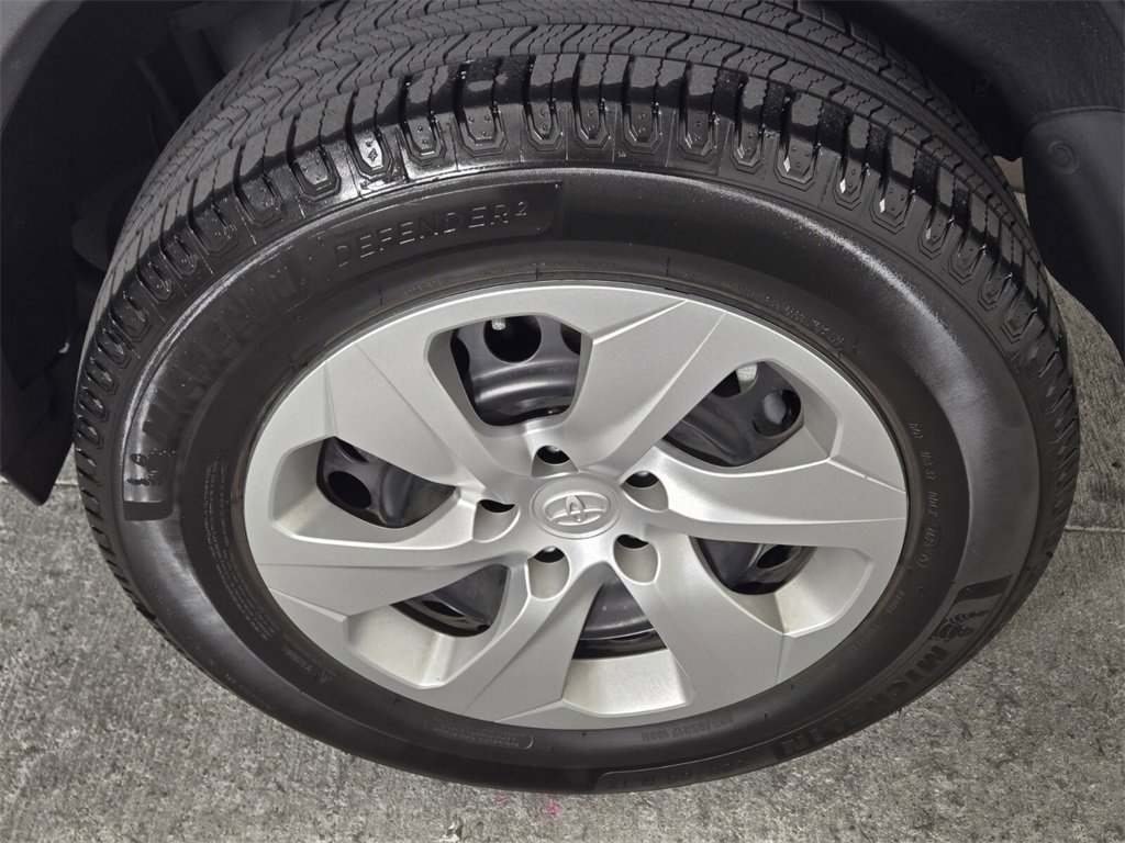 Used 2020 Toyota RAV4 LE image 13