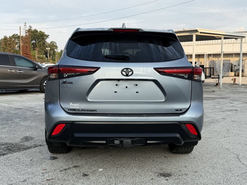 Used 2024 Toyota Highlander XLE FWD image 6