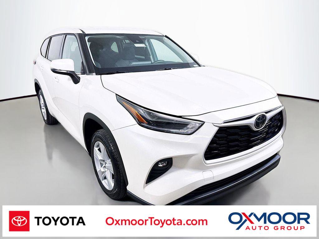 Used 2021 Toyota Highlander LE FWD image 1