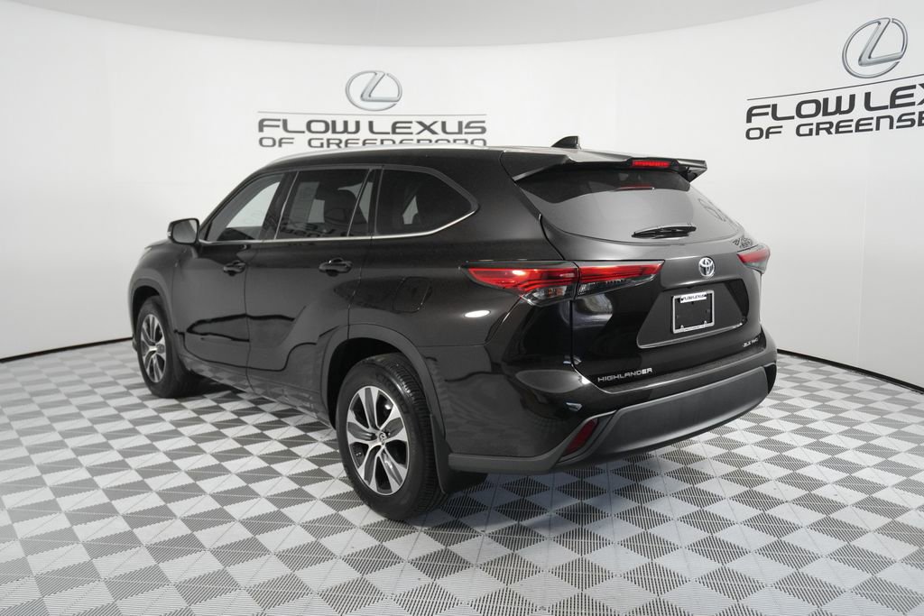Used 2022 Toyota Highlander XLE AWD/4WD image 5