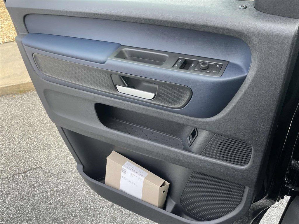 New 2025 Volkswagen ID. Buzz Pro S RWD image 17