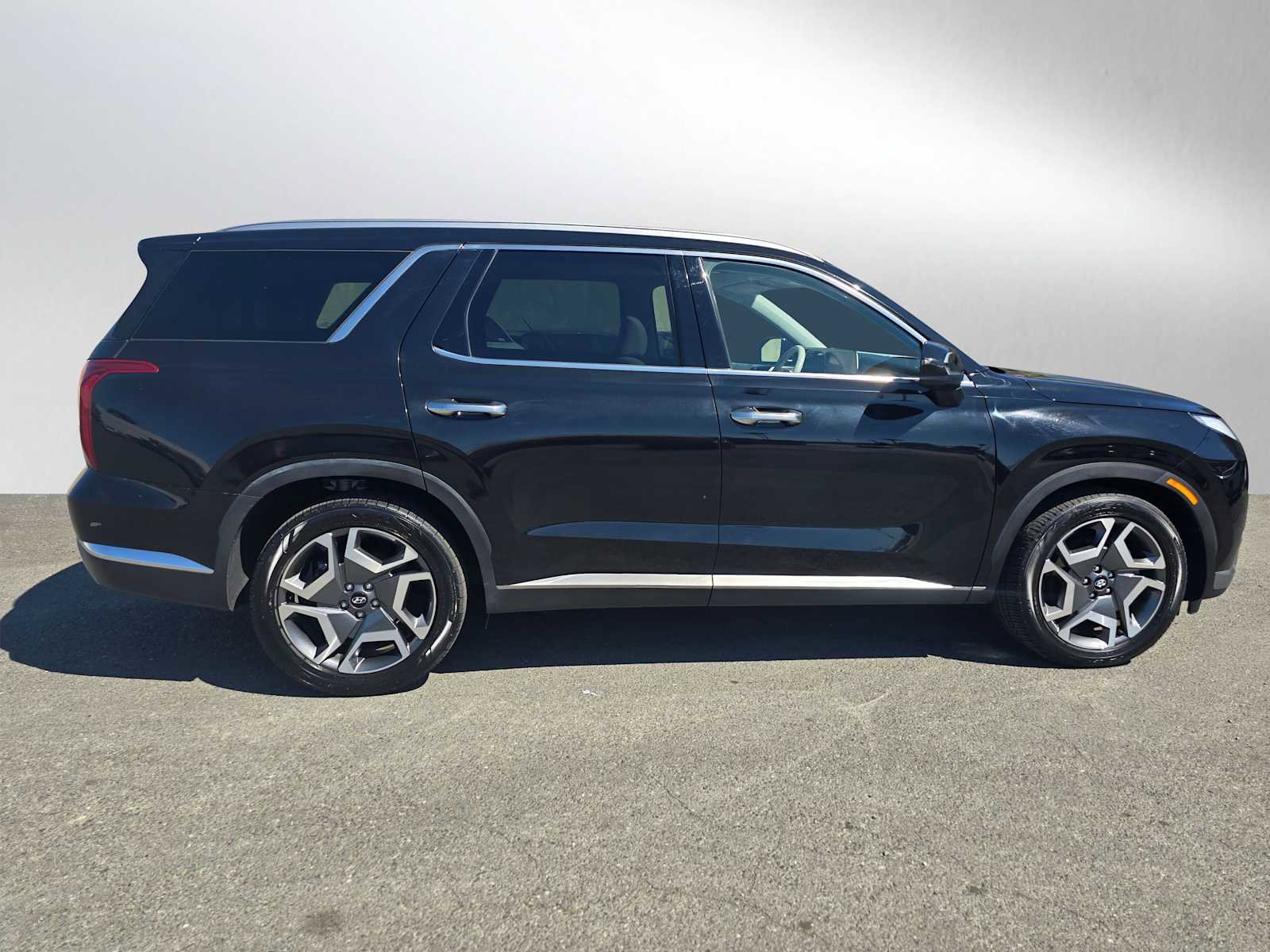 Used 2024 Hyundai Palisade Limited image 2