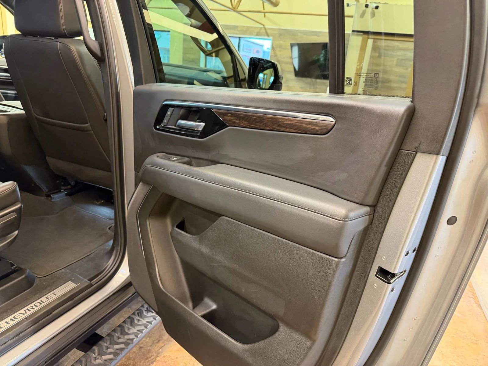 Used 2025 Chevrolet Suburban Z71 image 19