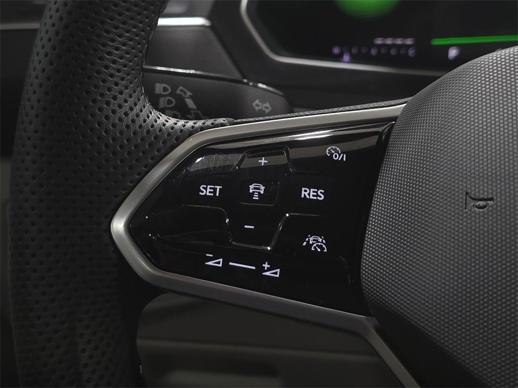 Used 2024 Volkswagen Tiguan SE R-Line image 17