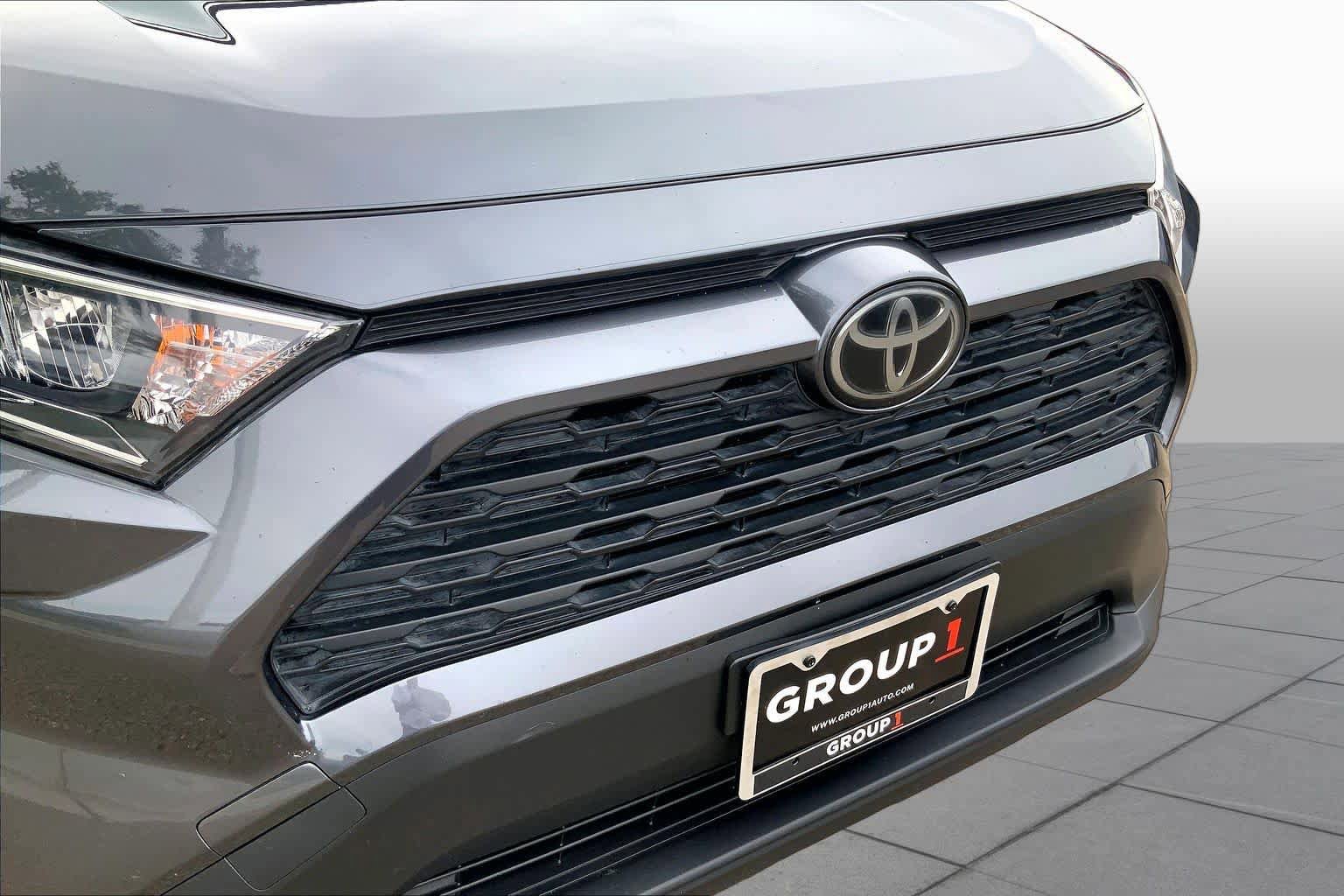 Used 2020 Toyota RAV4 XLE Premium FWD image 37