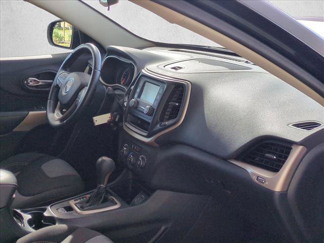 Used 2018 Jeep Cherokee Latitude w/ Altitude Package FWD image 21
