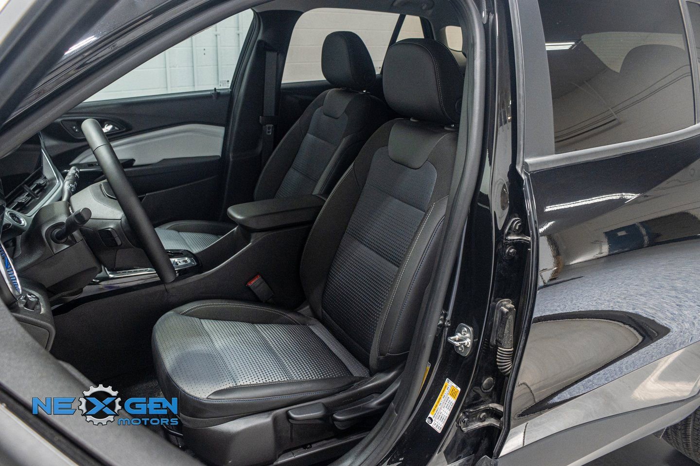 Used 2025 Chevrolet Trax LT w/ Driver Confidence Package image 22