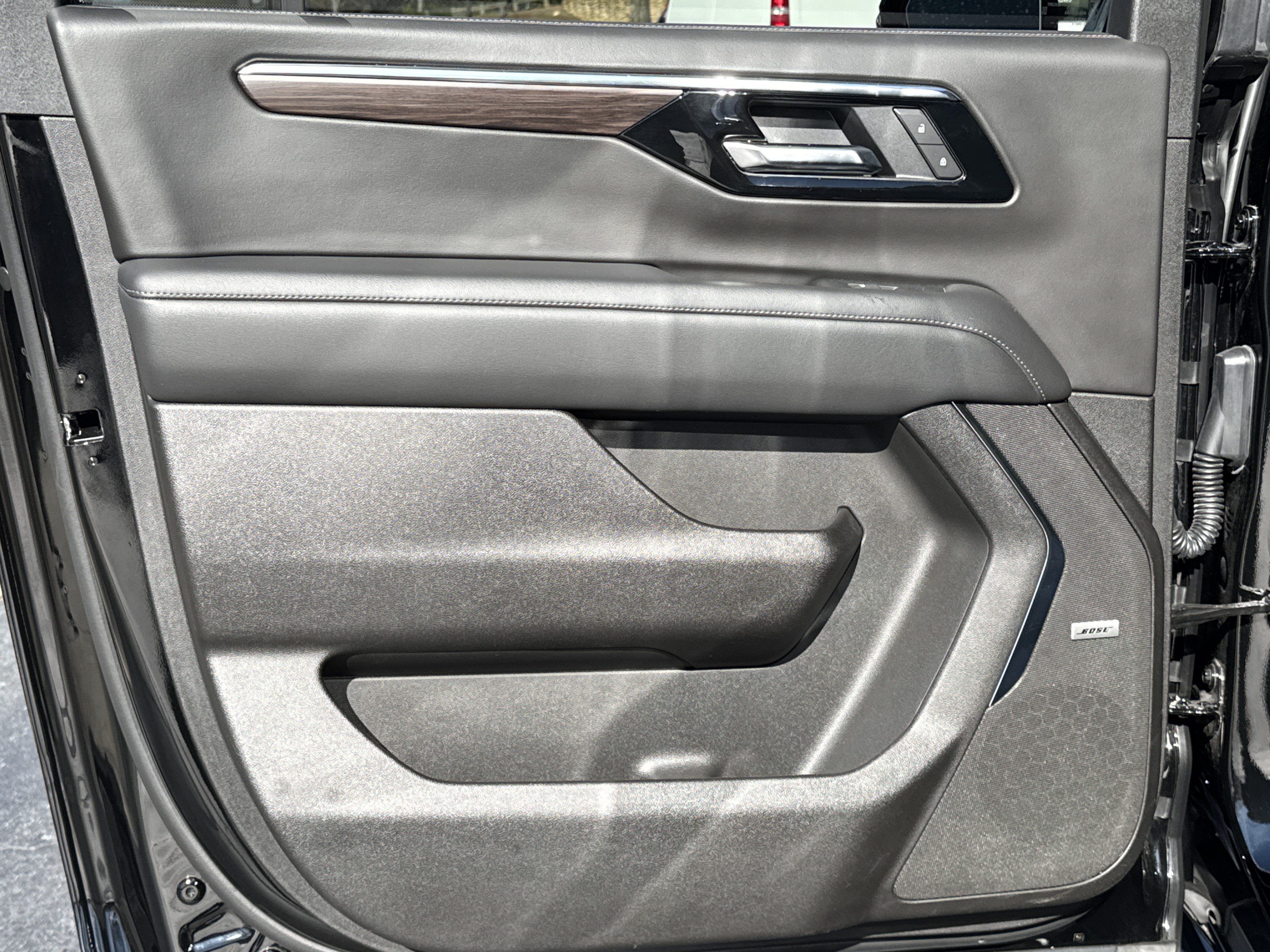 Used 2025 Chevrolet Suburban LT w/ Comfort Package RWD image 24
