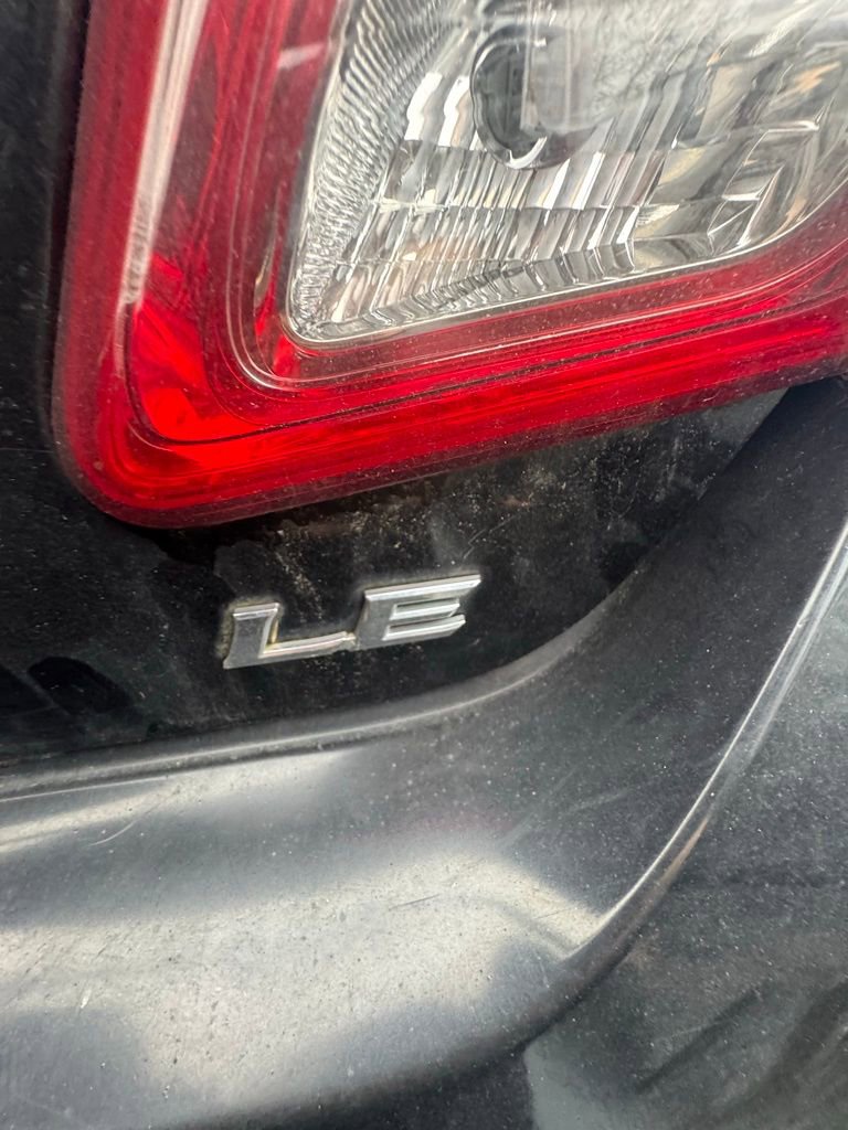 Used 2011 Toyota Camry LE image 10