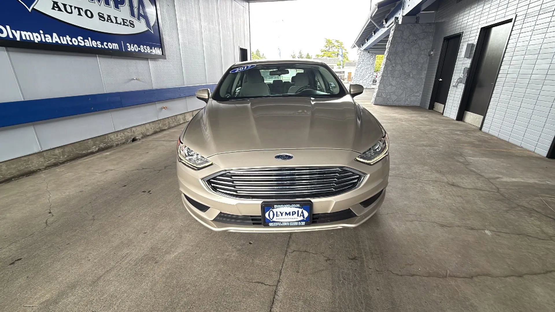 Used 2017 Ford Fusion SE FWD image 3