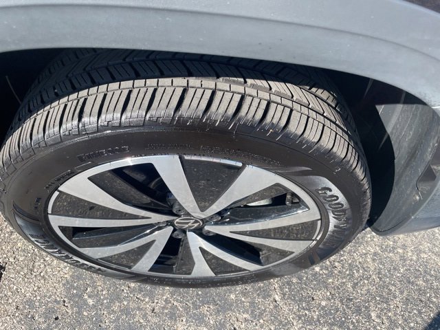 Used 2024 Volkswagen Taos SE image 17